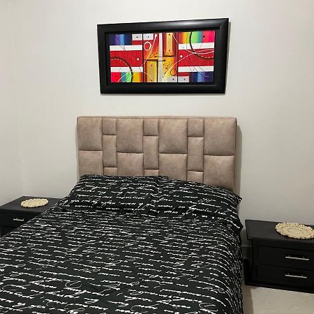 Apartamento Cerca A La Candelaria Y Hospitales Principales De Bogota Luaran gambar