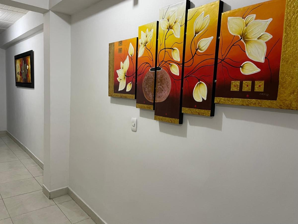 Apartamento Cerca A La Candelaria Y Hospitales Principales De Bogota Luaran gambar